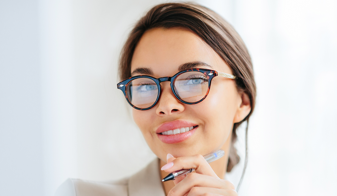 Cómo combinar el outfit con las gafas