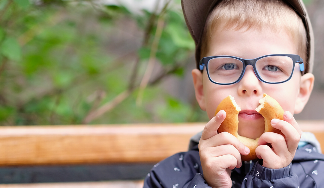 Efectos de las actividades al aire libre, gafas de sol y sombreros en la prevención de la miopía