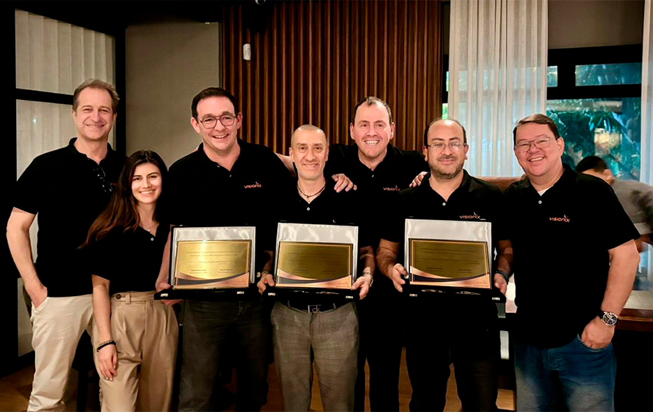 Grupo Colors Recibe Premio por Venta Récord del Multidiagnóstico VX 650 de Visionix en América Latina