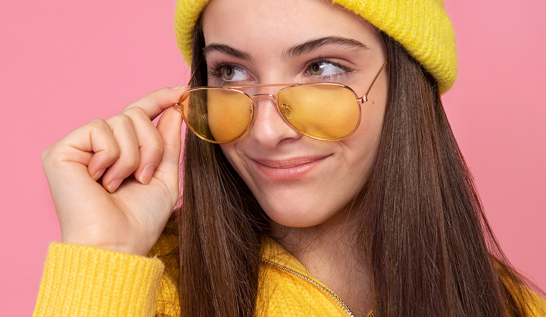 Gafas con lentes amarillas: la tendencia retro que ilumina el 2025