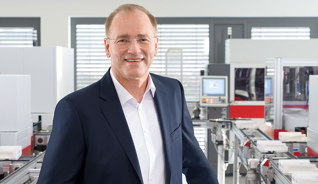 El visionario detrás de la revolución en el tallado digital de lentes