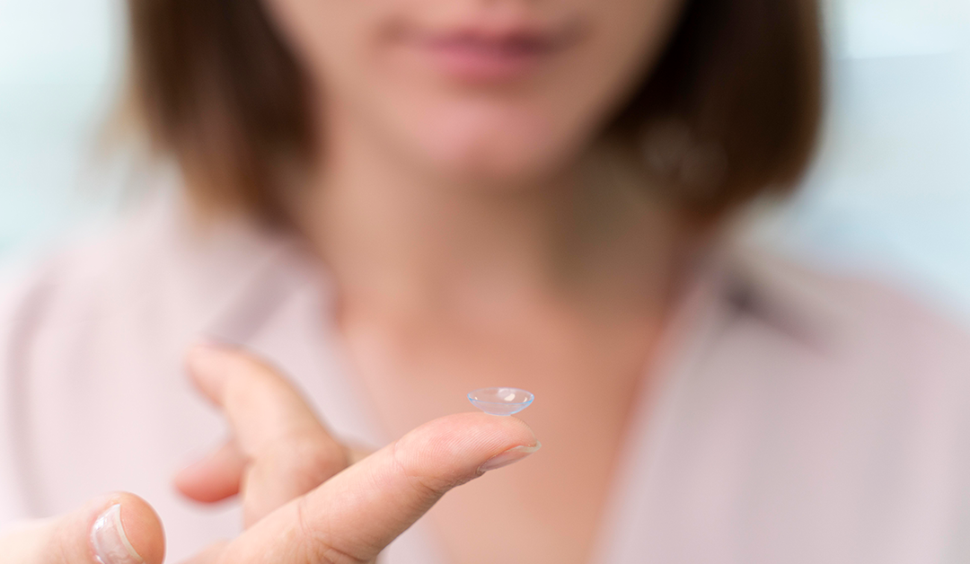 Más allá de la curva base: cuatro claves para la adaptación exitosa de lentes de contacto blandos