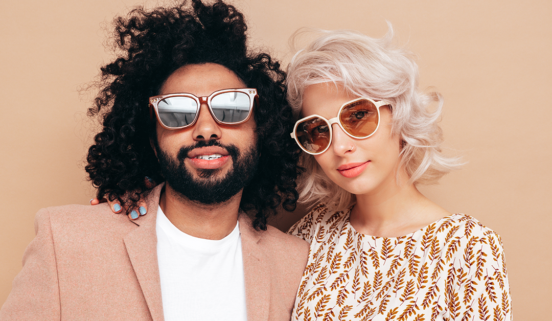 Resaltar la mirada con estilo: claves cromáticas en gafas 2025