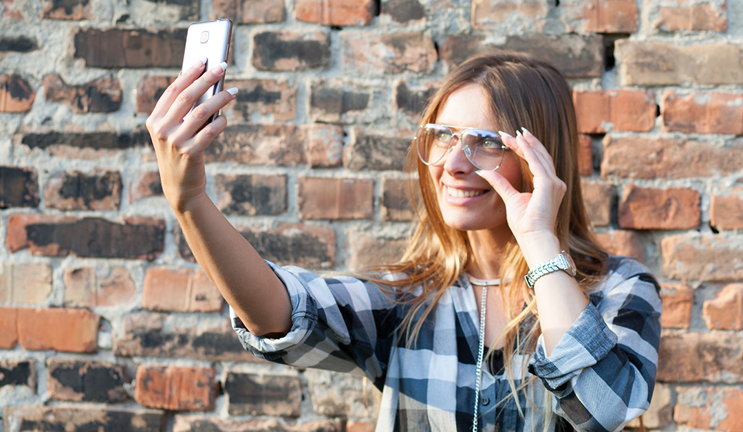 Fotogenia con gafas: claves para orientar a tus usuarios en la era visual