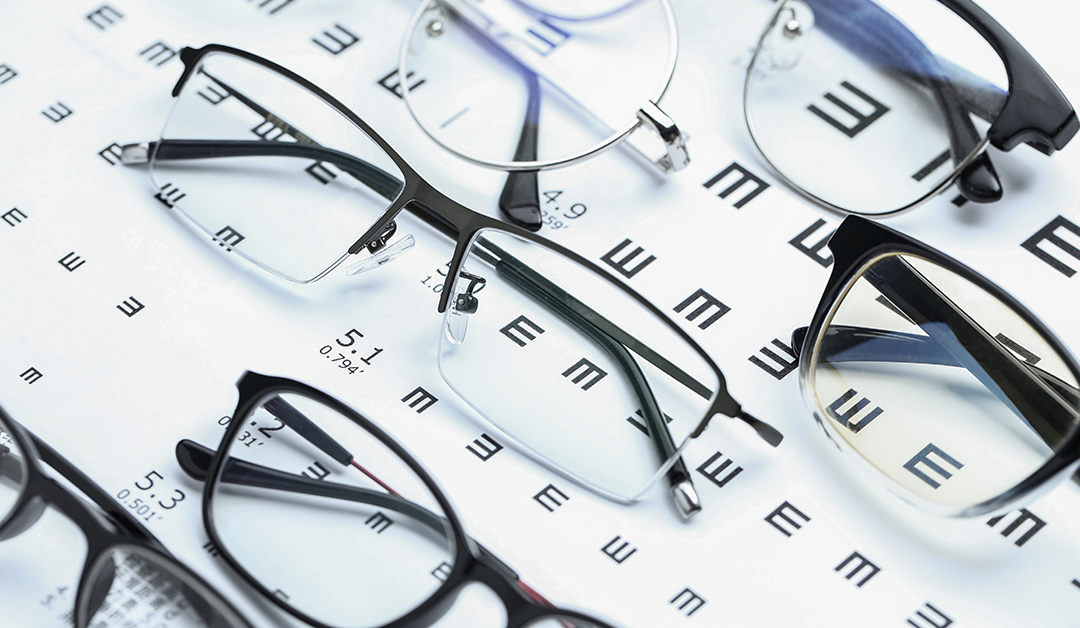 Variables clave en la selección de material oftálmico y la relación laboratorio–óptica