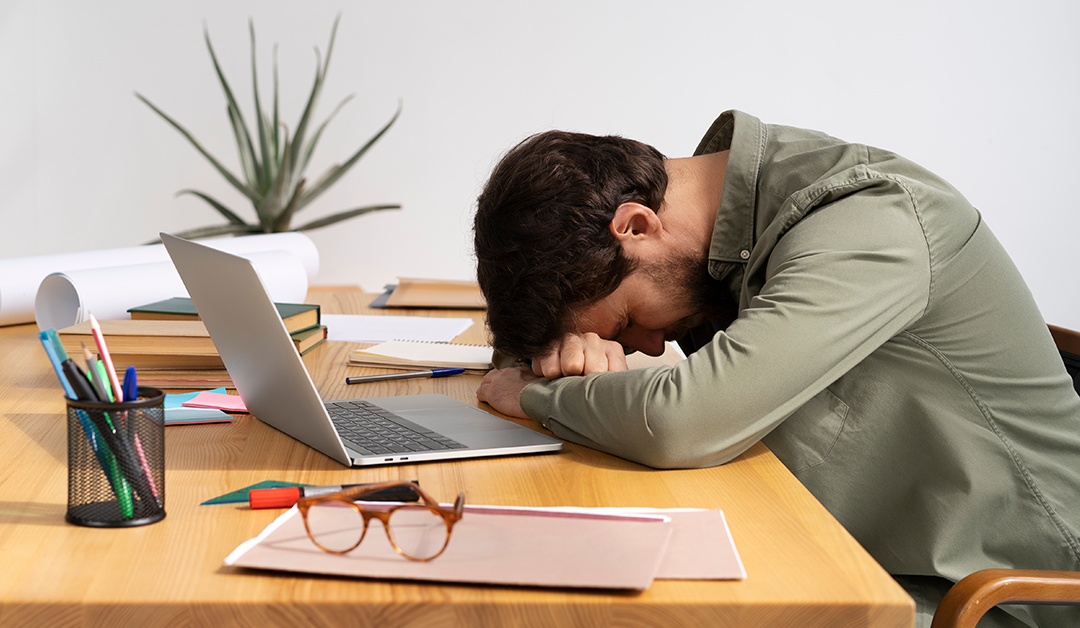 La importancia crucial del sueño para la salud visual y el desempeño laboral