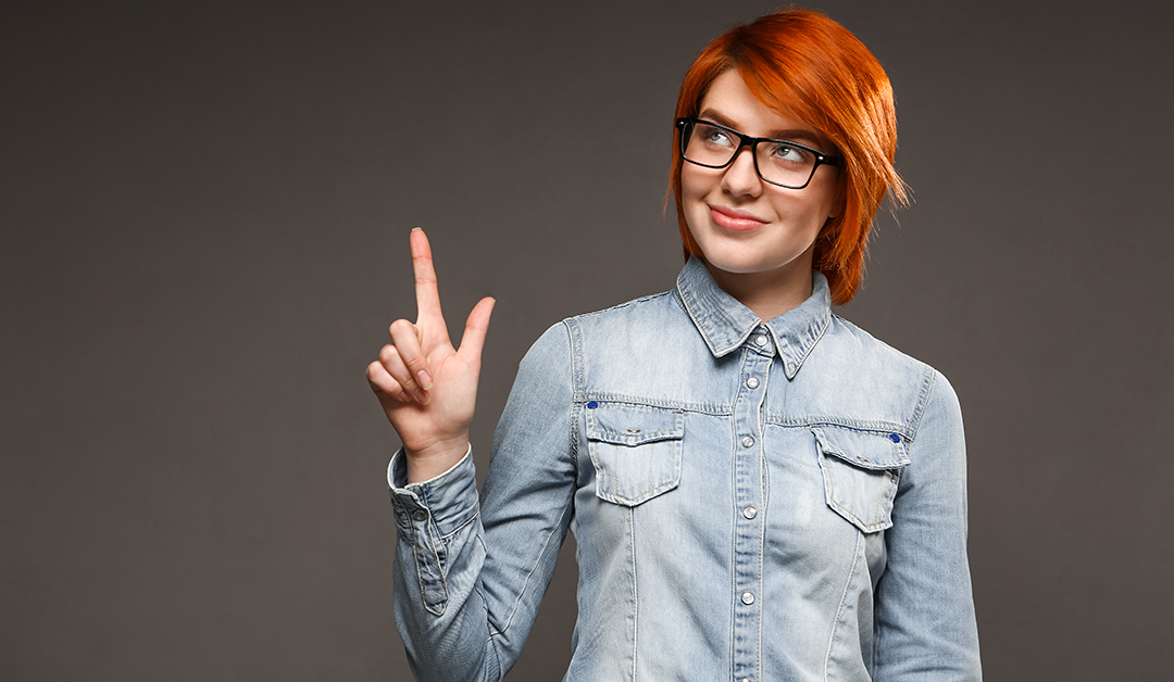 El poder del flequillo: la dupla clave entre gafas y estilo facial