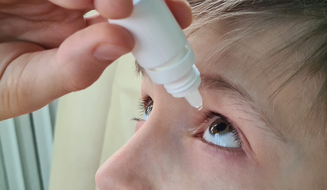 Ortoqueratología combinada con atropina, ¿es mejor aplicar el medicamento en el día o en la noche?