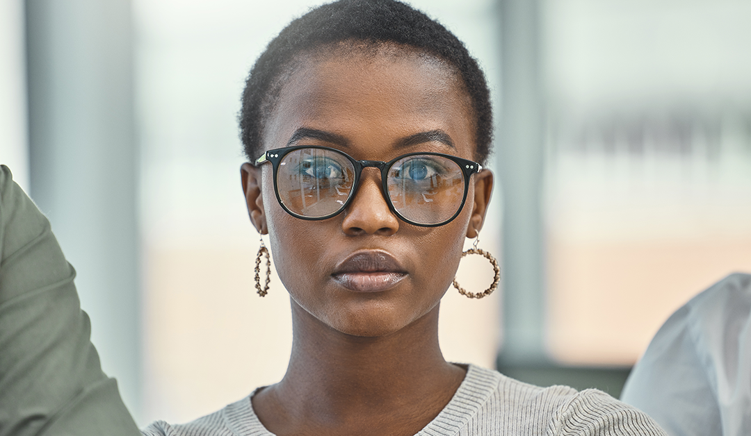 El look total: crear outfits completos donde la montura es protagonista